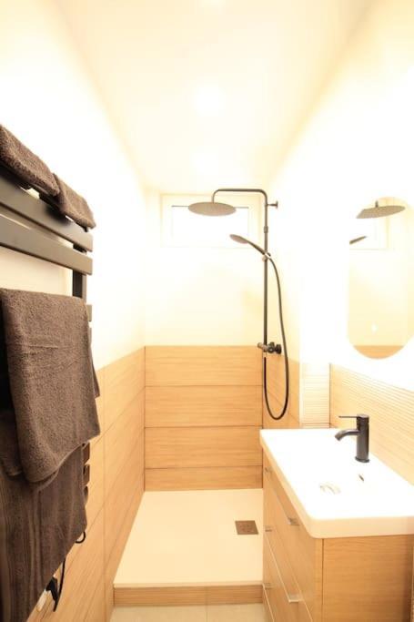 Disponible - Entier Renove - Canape Lit Emma - Rerb, 5mn Paris - 2 Pers - Parking Rue Gratuit - Equipe - 1er Etage - 3 Apartment Arcueil