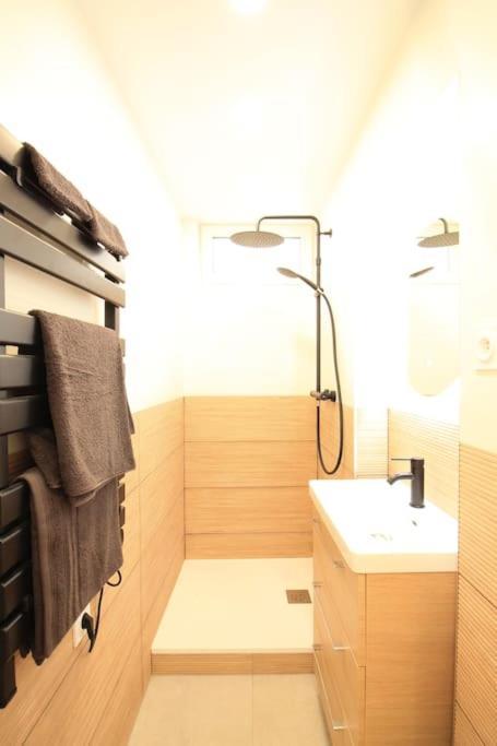 Disponible - Entier Renove - Canape Lit Emma - Rerb, 5mn Paris - 2 Pers - Parking Rue Gratuit - Equipe - 1er Etage - 3 Apartment Arcueil