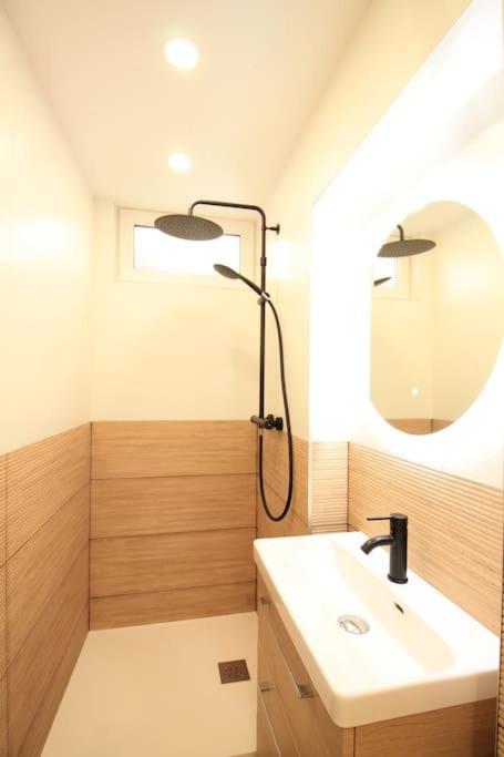 Disponible - Entier Renove - Canape Lit Emma - Rerb, 5mn Paris - 2 Pers - Parking Rue Gratuit - Equipe - 1er Etage - 3 Apartment Arcueil